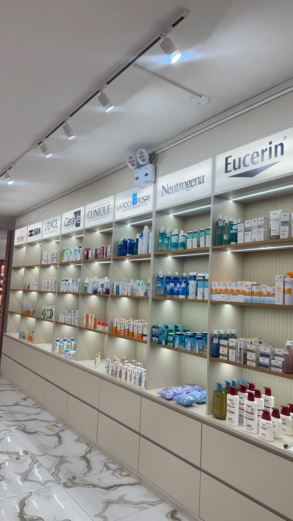 Vitrinas de dermocosmética en Bella Glow