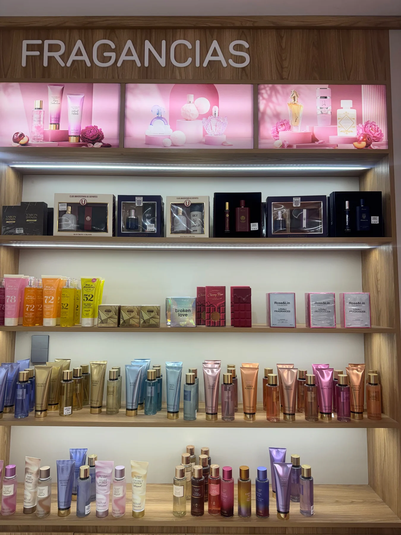 Selección de fragancias en la tienda Bella Glow